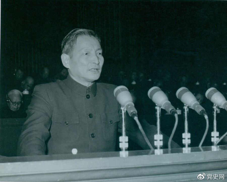 1956年12月，陳云在中華工商業(yè)聯(lián)合會(huì)第二屆會(huì)員代表大會(huì)上作報(bào)告。