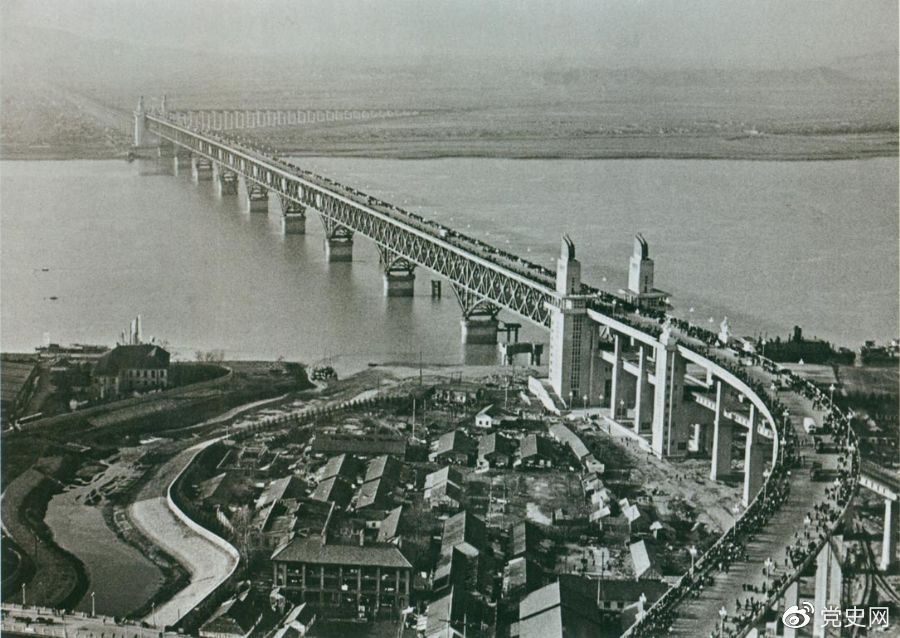 1968年12月29日， 南京長江大橋全面建成通車。這是當時中國自行設計建造的最大的鐵路、公路兩用橋。