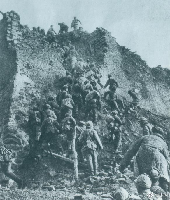 1948年12月，人民解放軍向新保安守?cái)嘲l(fā)起攻擊。這是解放軍戰(zhàn)士登上新保安城頭。 